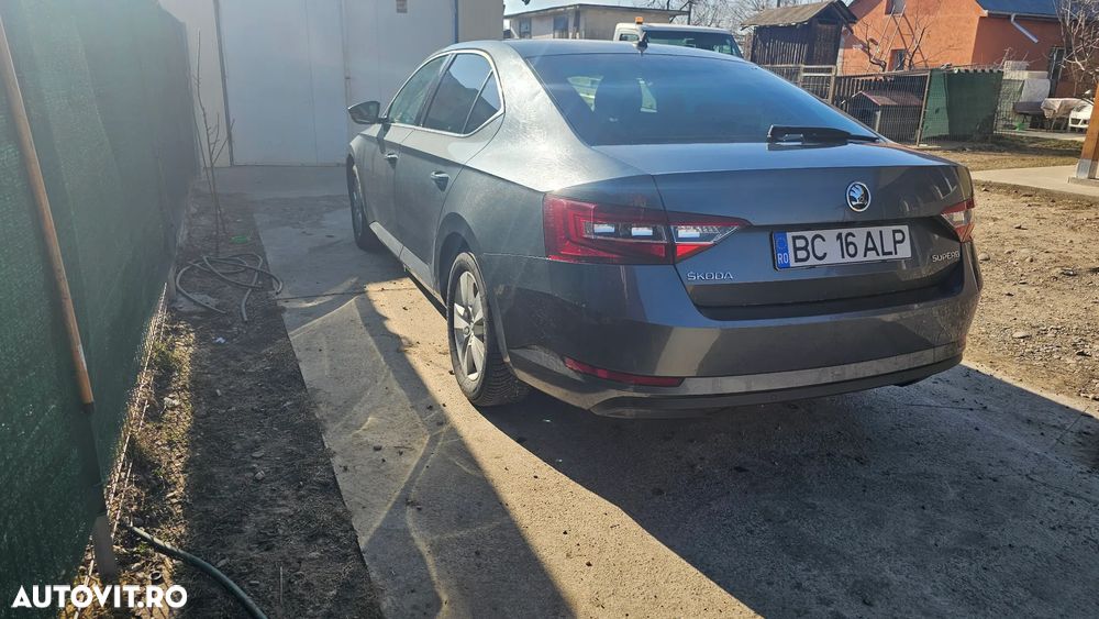 Skoda Superb 2.0 TDI DSG Ambition - 4