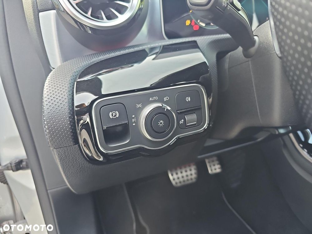 Mercedes-Benz Klasa A 220 4-Matic AMG Line 7G-DCT - 36