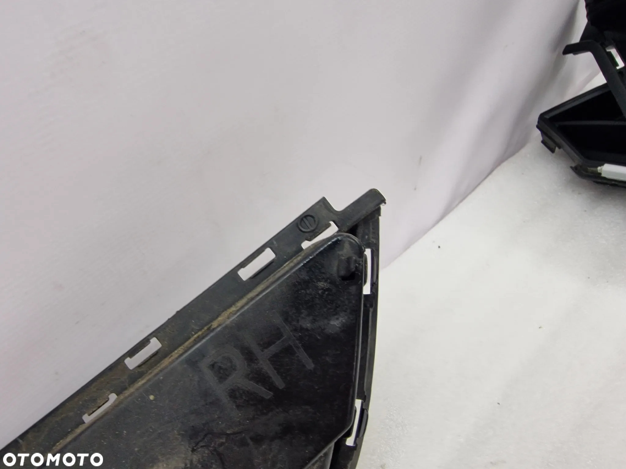 OPEL CORSA D LIFT 11 - KRATKA ŚRODKOWA ZDERZAKA PRZEDNIEGO PRZÓD , NR 13286021 , NR AUKCJI KR27 - 13