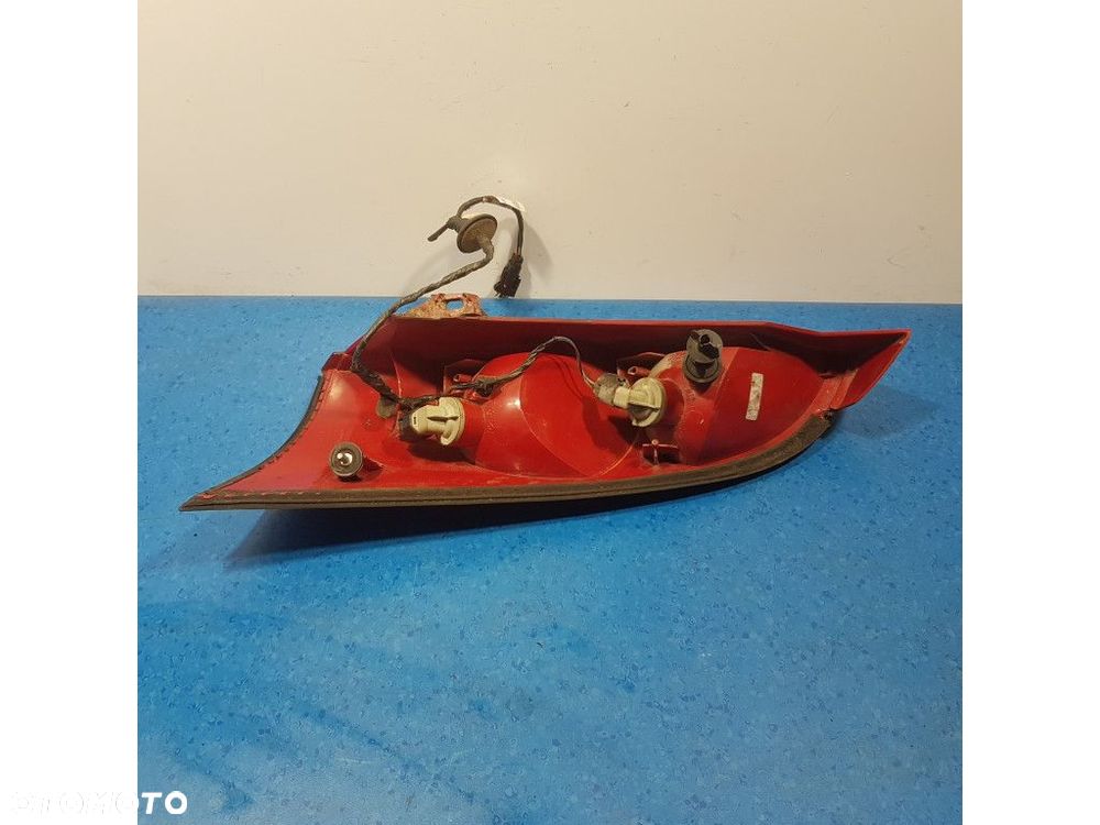 FORD FOCUS MK1 HB 5D LAMPA TYŁ PRAWA ZEWNĘTRZNA - 3