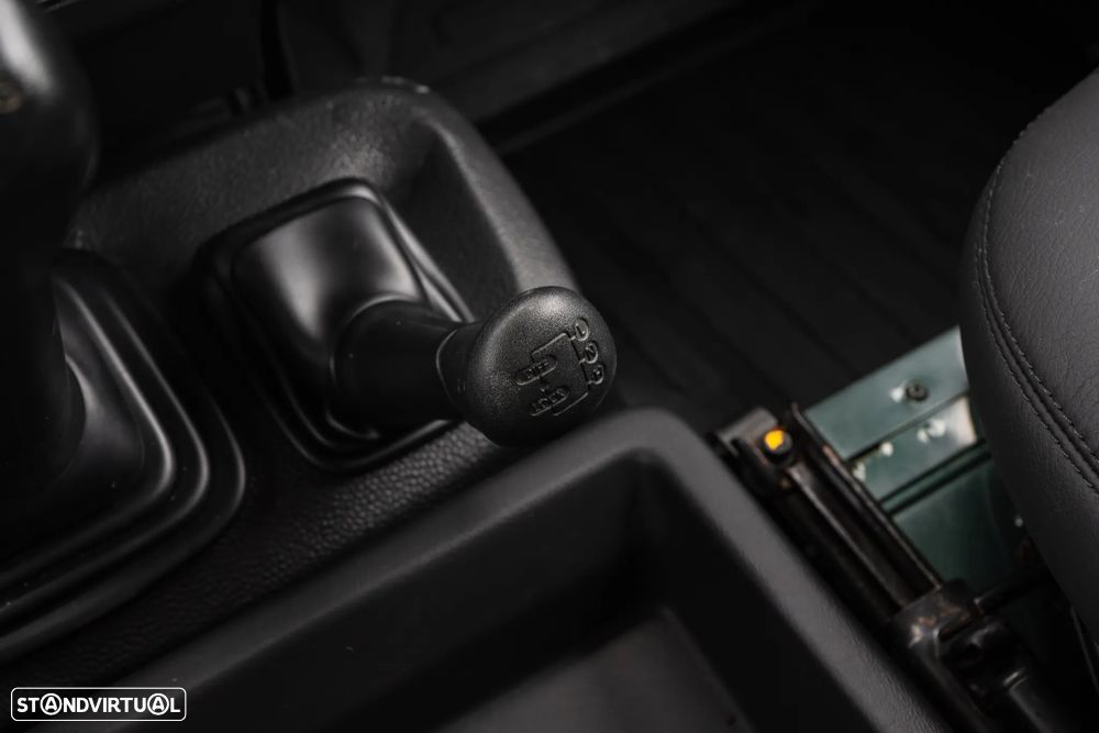 Land Rover Defender - 20