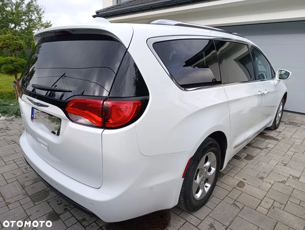 Chrysler Pacifica - 6