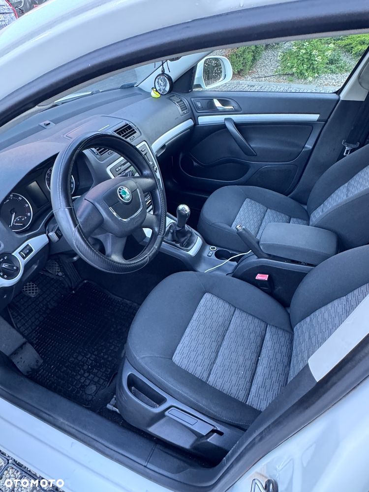 Skoda Octavia 1.6 Ambiente - 11