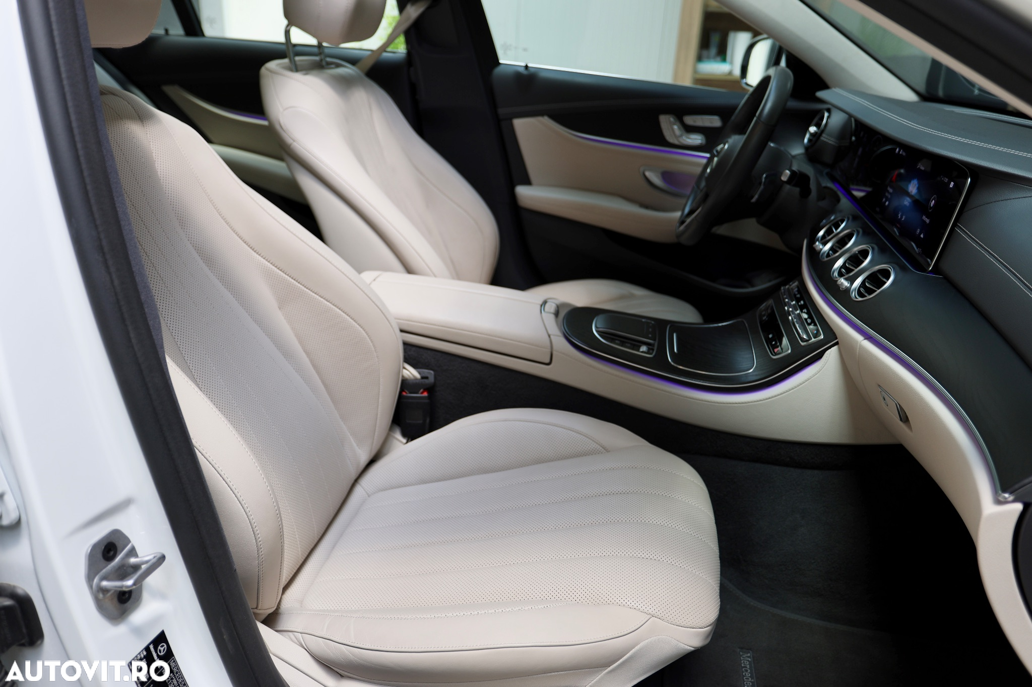 Mercedes-Benz E 300 d 4Matic 9G-TRONIC Exclusive - 37