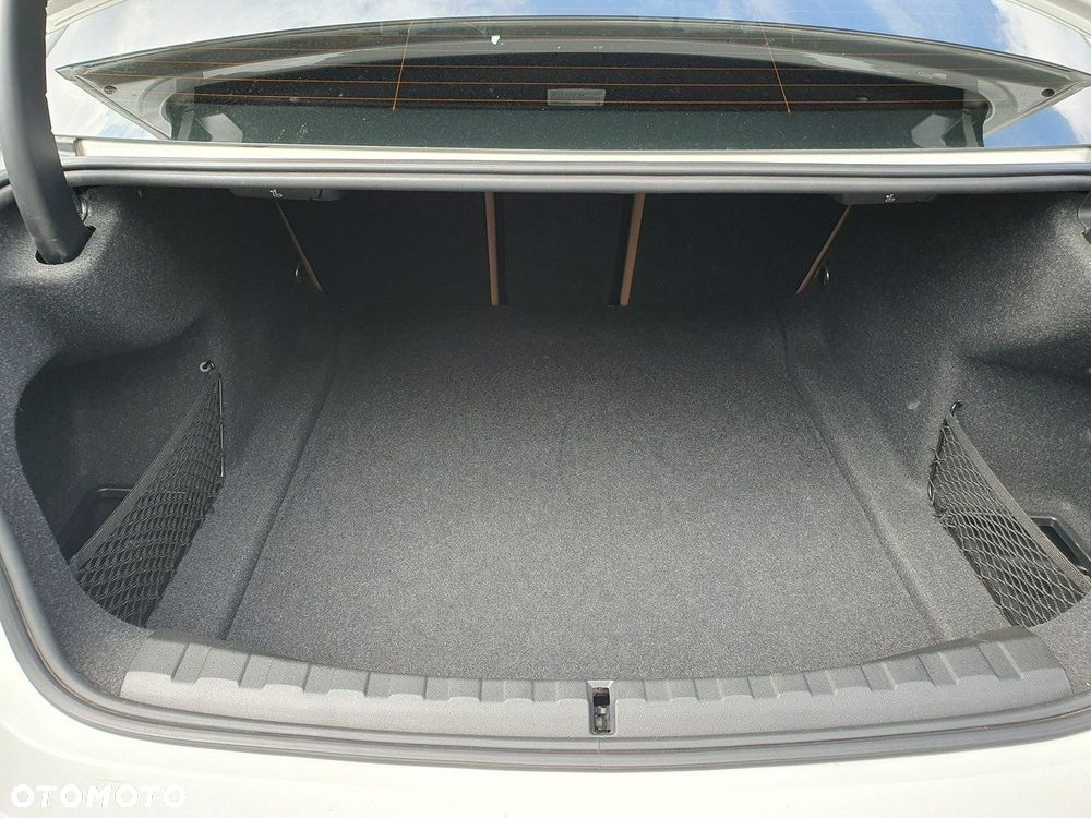 BMW Seria 3 330i xDrive - 14