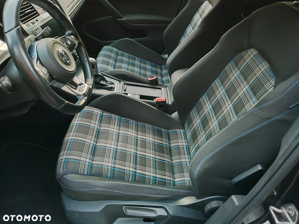 Volkswagen Golf - 25