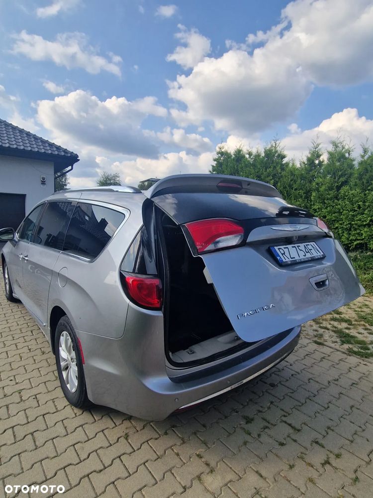 Chrysler Pacifica - 16