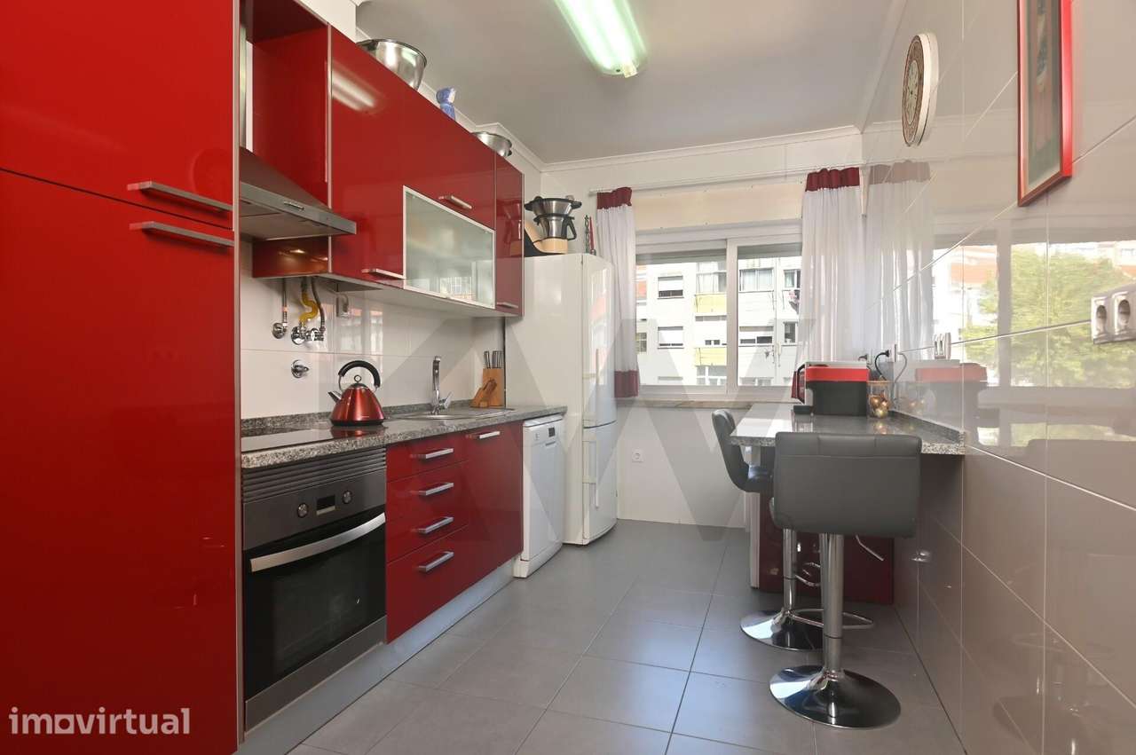 Apartamento T4 com arrecadação | Rua Abade Faria | Mem Martins | Sintr - Grande imagem: 2/24