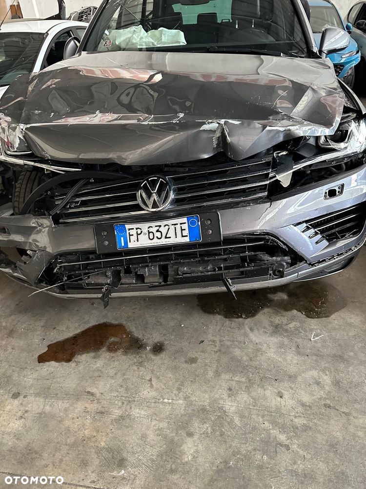 Volkswagen Touareg - 1