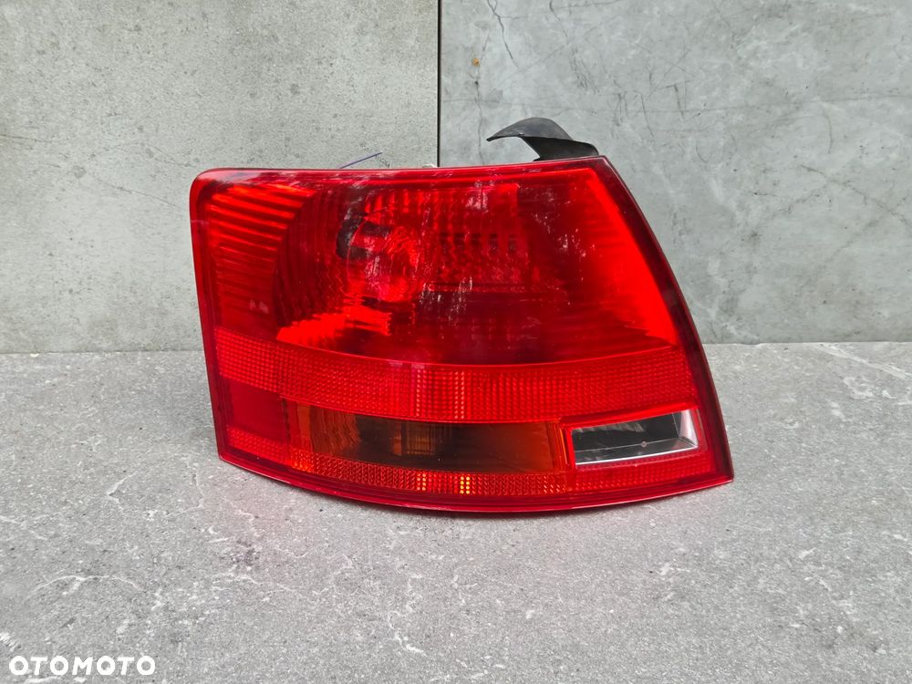 AUDI A4 B7 KOMBI LAMPA TYŁ TYLNA LEWA W BŁOTNIK KOMPLETNA Z WKŁADEM + WTYCZKA 8E9945095E - 1
