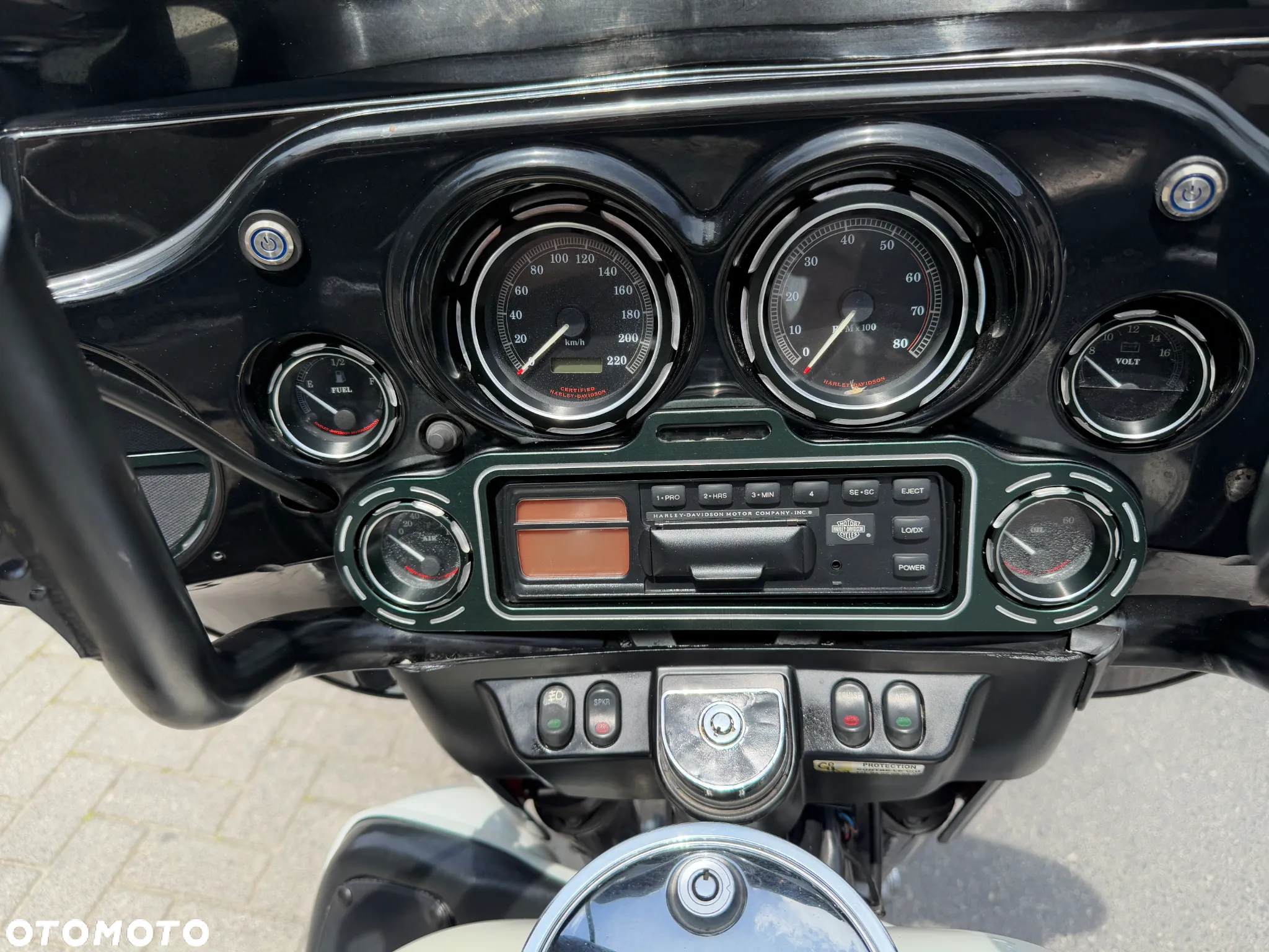 Harley-Davidson FLH Electra Glide - 12