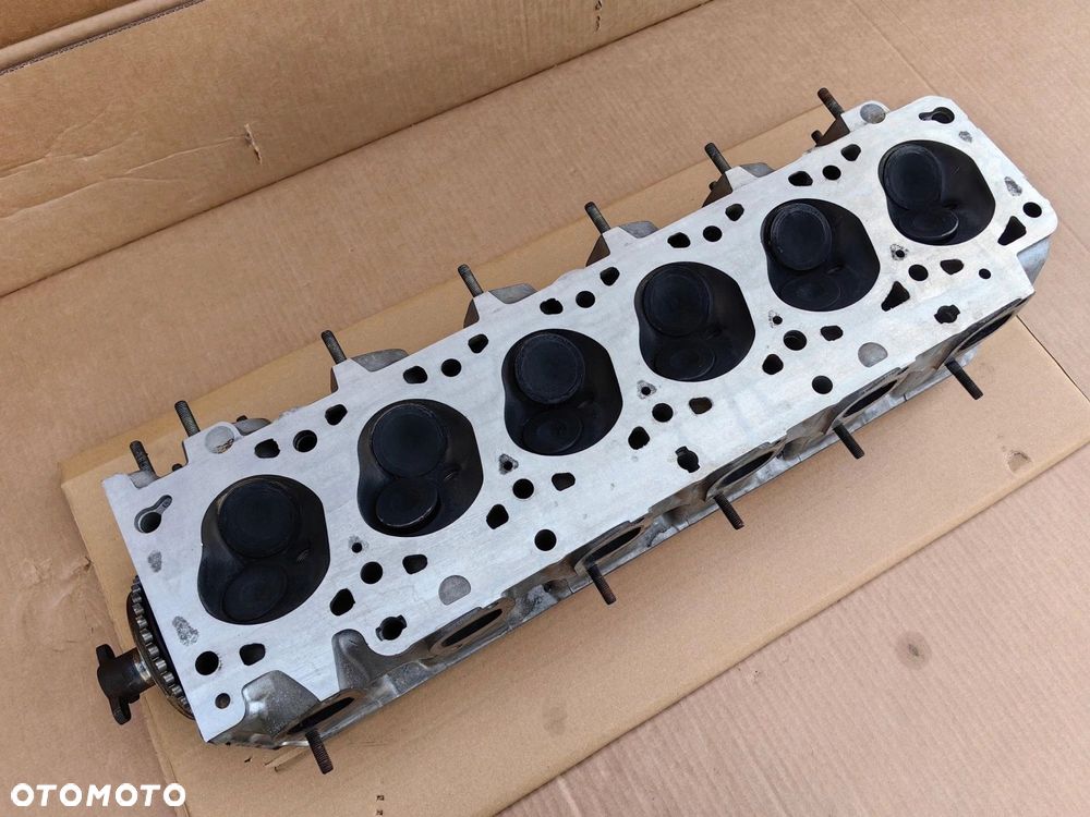 Głowica silnika BMW m30b30 m30 3.0 12v 188KM benzyna 1708497 kompletna - 2