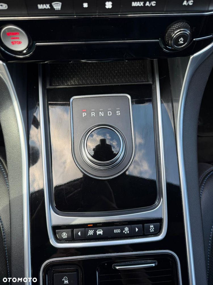 Jaguar XE 2.0 D AWD R-Sport - 29