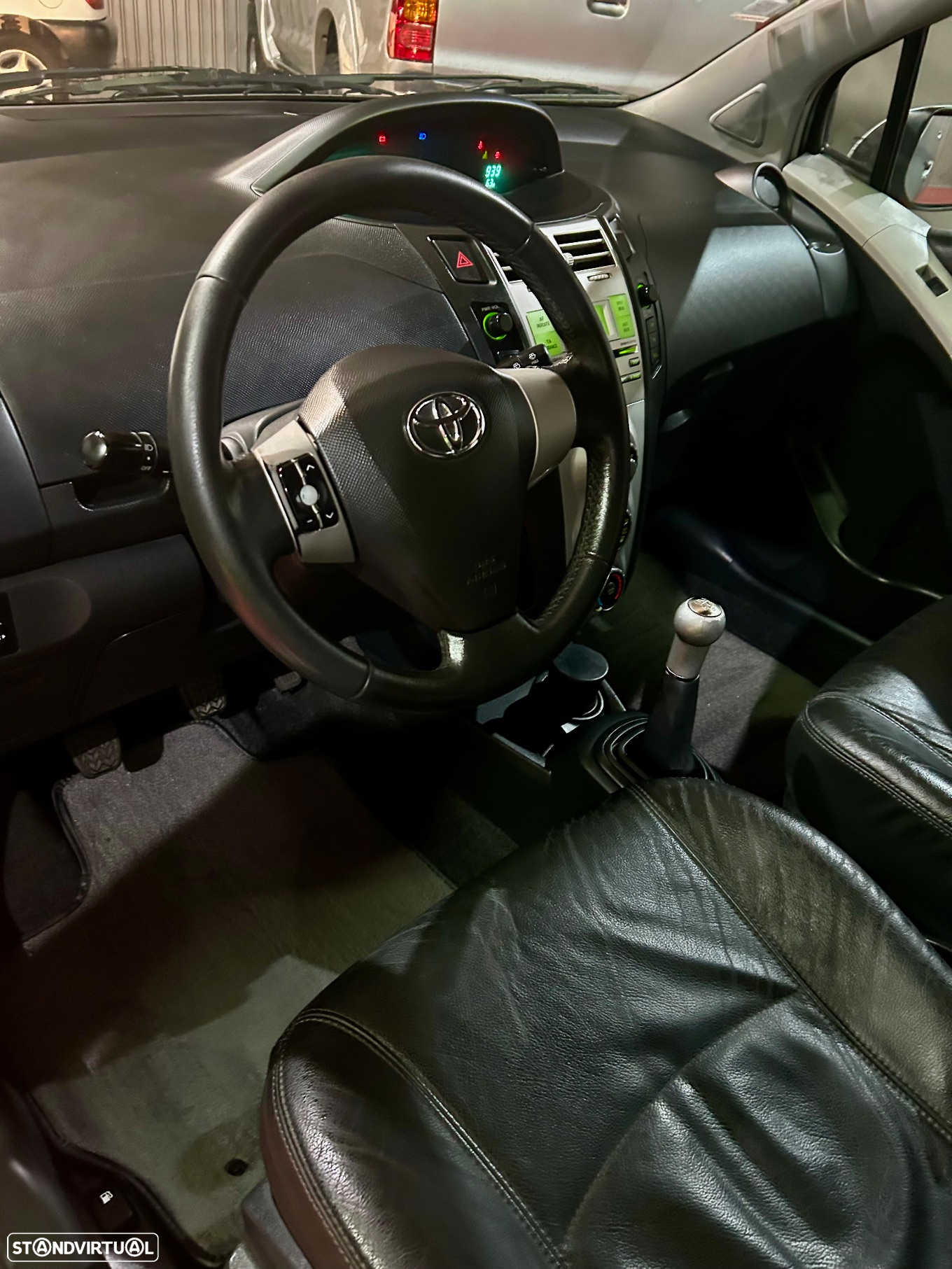 Toyota Yaris 1.0 VVT-i AC Manual+VSC - 13