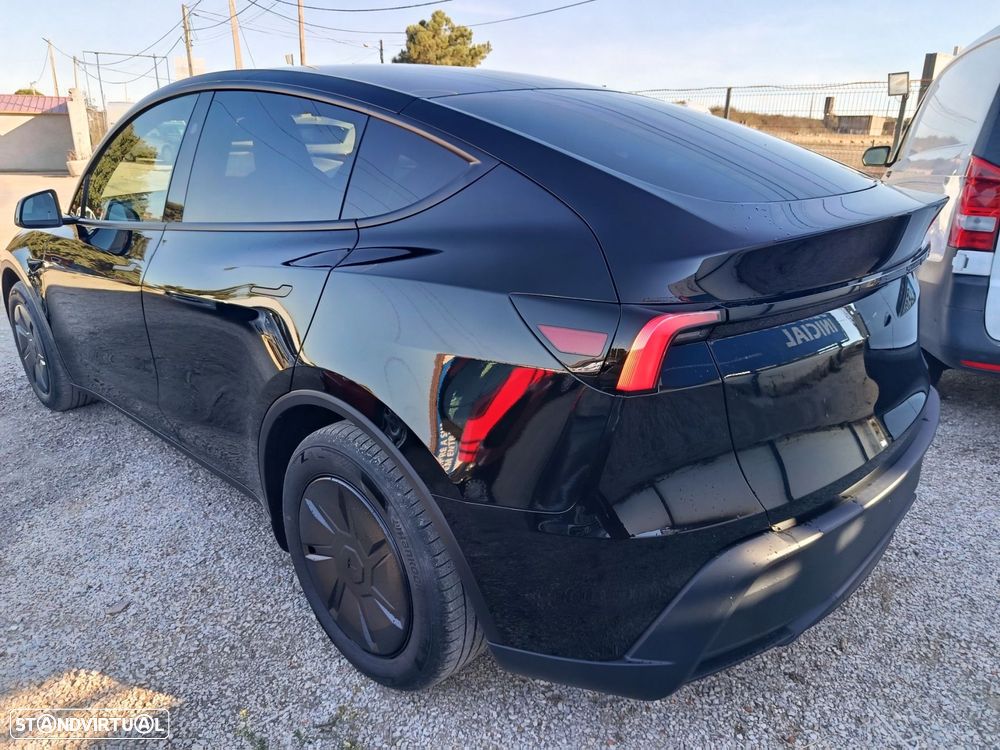 Tesla Model Y - 16