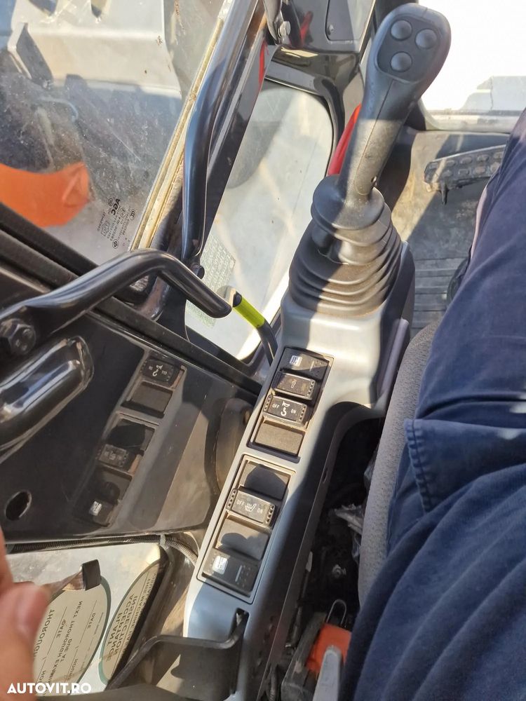 Hitachi ZX225-6, 26,2t, 2021, 2.976h, COMPACT. CUPLA RAPIDA, cupa NOUA, camera spate si laterale, lant 90% ok doar 300h mars, consum mediu 11l/h, ad sapare 7m, motor Isuzu, produs in JAPONIA, revizia efectuata, scaun cu incalzire,CA NOU, PROMOTIE 113.900 EUR - 17