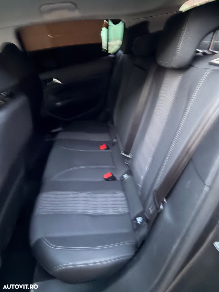 Peugeot 308 1.2 L PureTech Turbo S&S EAT8 Allure - 27