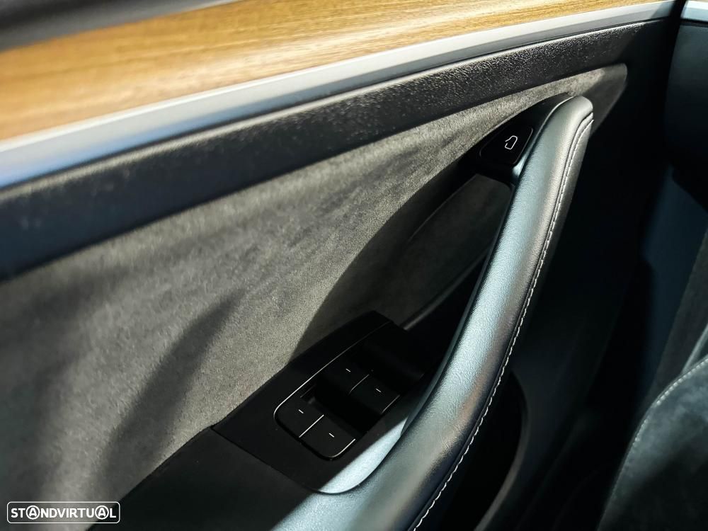 Tesla Model Y Long Range Dual Motor AWD - 43