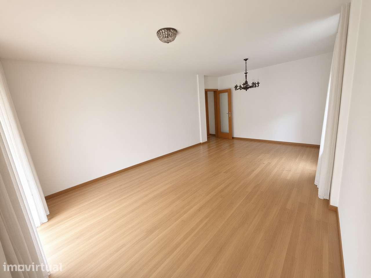 Excelente e único apartamento T3 espaçoso com 3 frentes - Grande imagem: 2/18