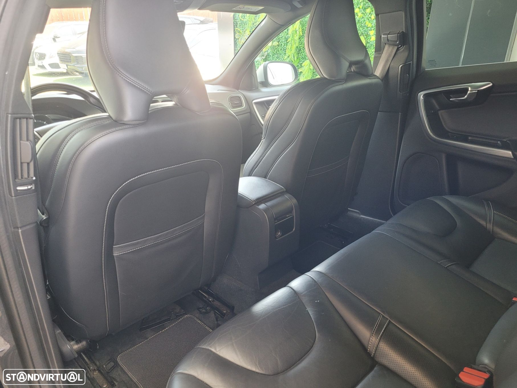 Volvo V60 2.4 D6 R-Design AWD Phev - 11