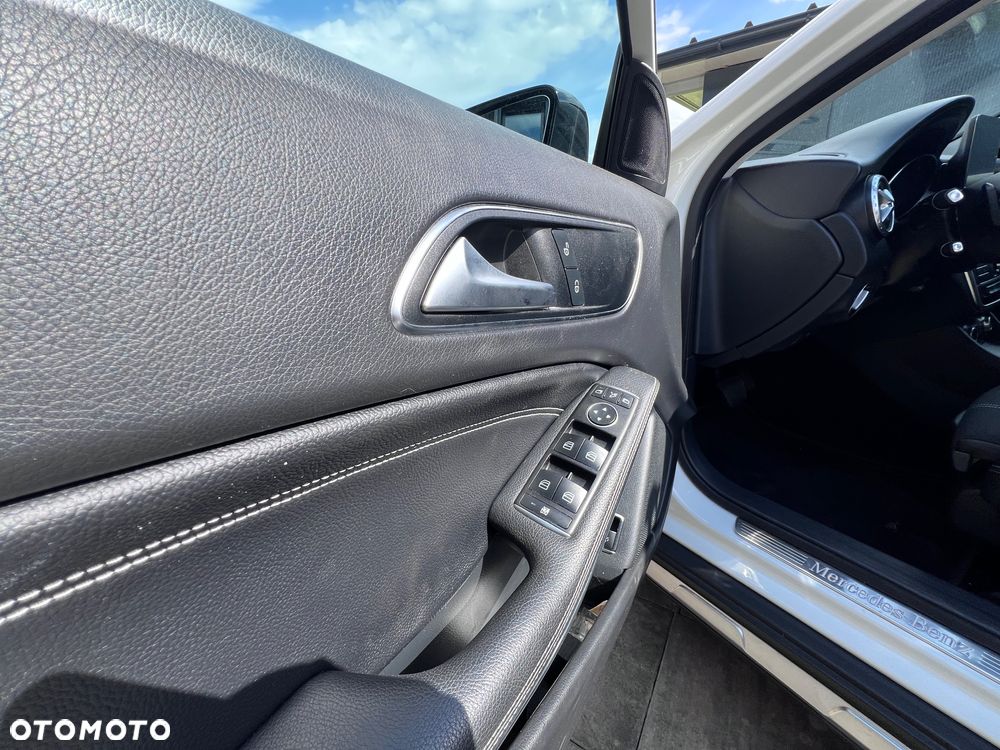 Mercedes-Benz GLA 200 7G-DCT StreetStyle - 25