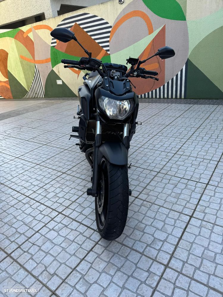 Yamaha MT-07 naked - 12