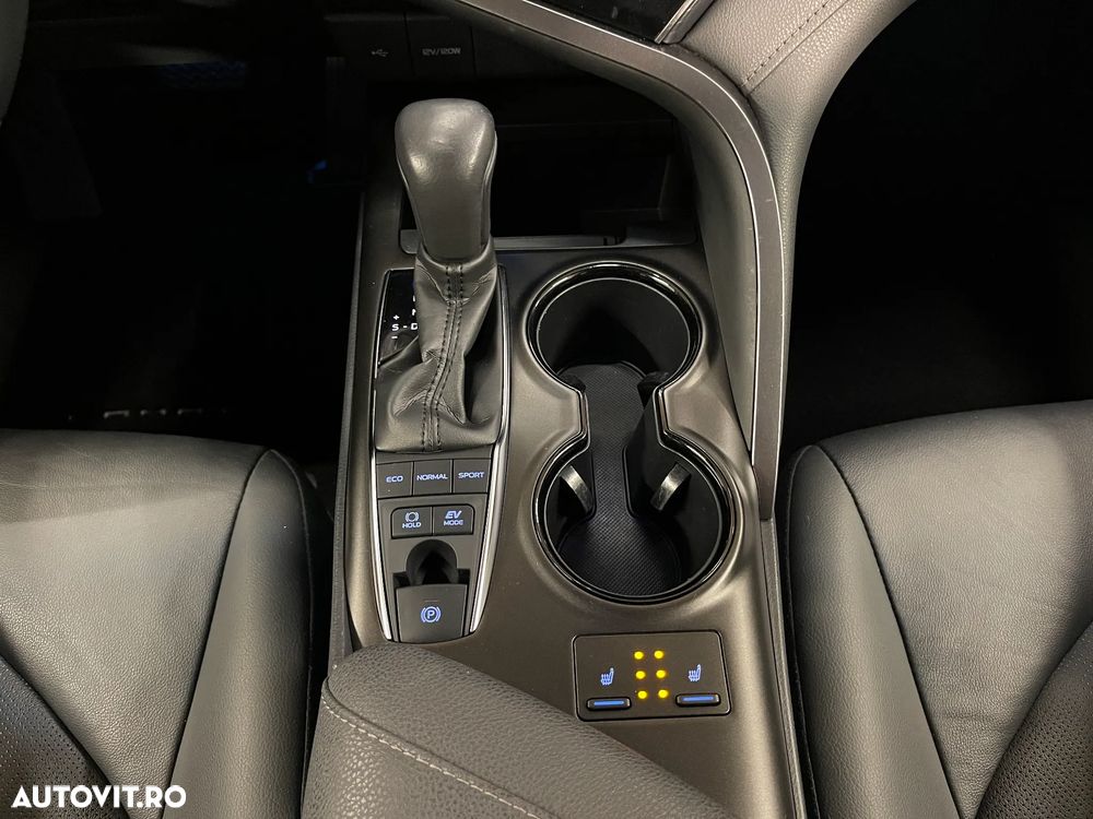 Toyota Camry 2.5 Hybrid Business - 18