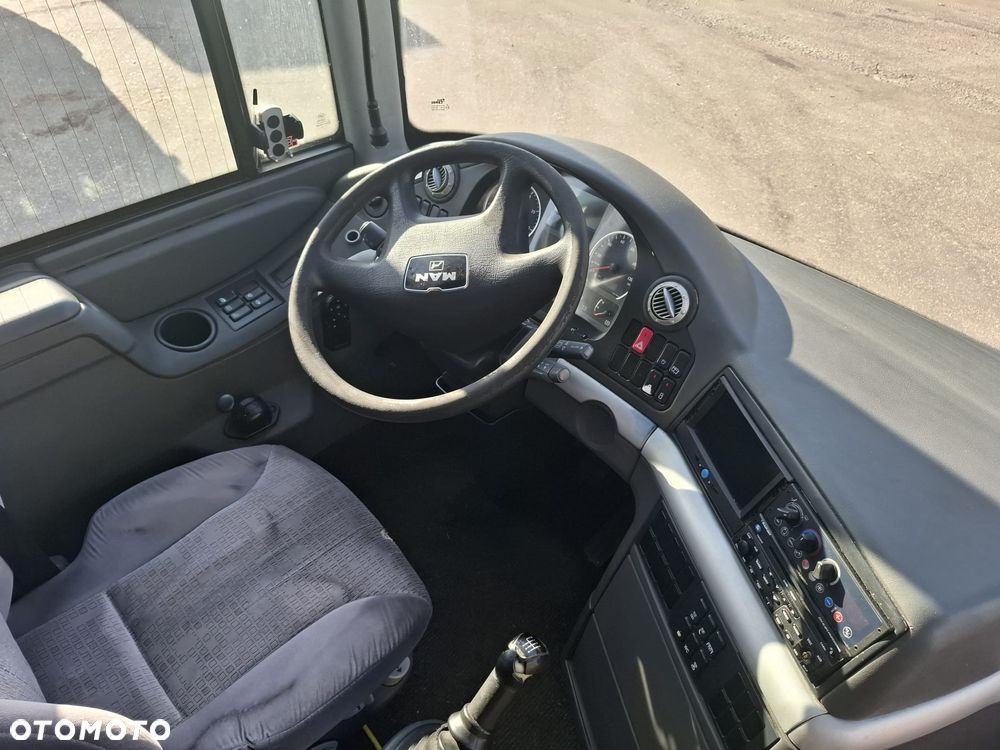 MAN LION'S COACH - 19