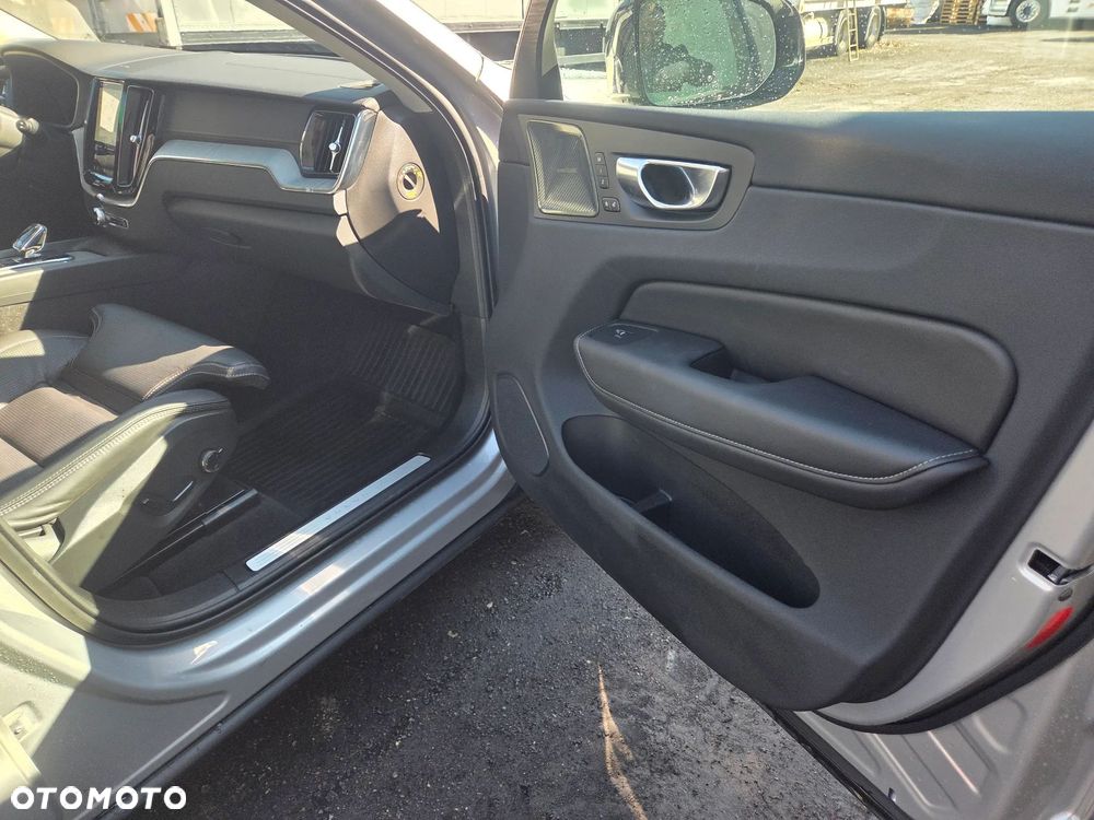 Volvo XC 60 B5 B AWD Ultimate Dark - 3