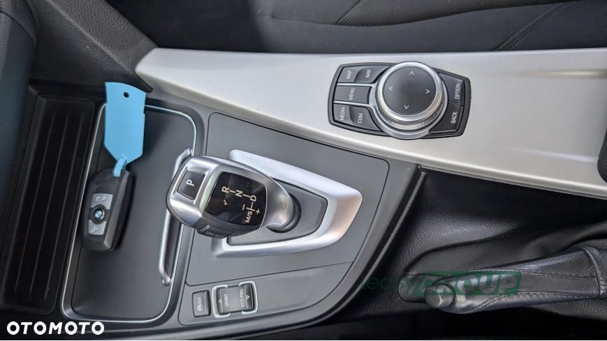 BMW Seria 3 318i - 23