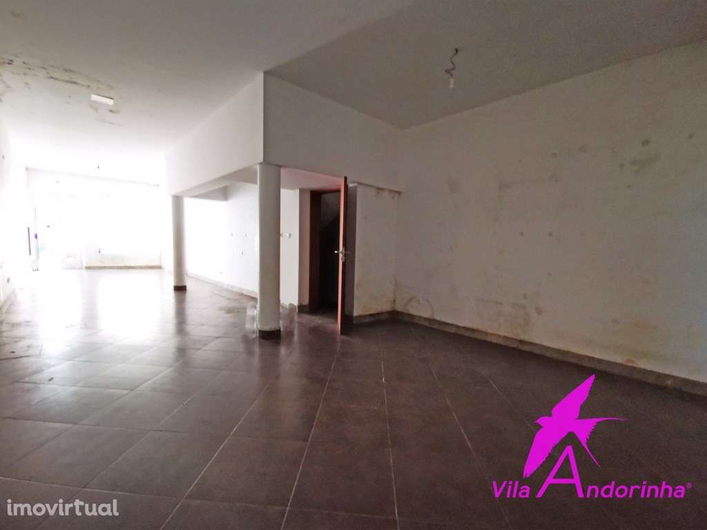 Prédio no centro histórico de Viana - Grande imagem: 2/22