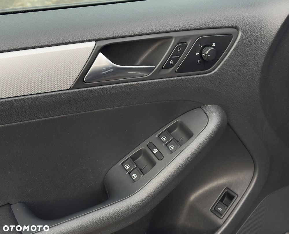 Volkswagen Jetta 1.6 TDI Blue Motion Technology Match - 9