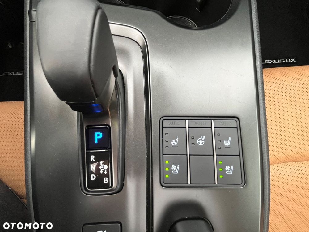 Lexus UX - 25