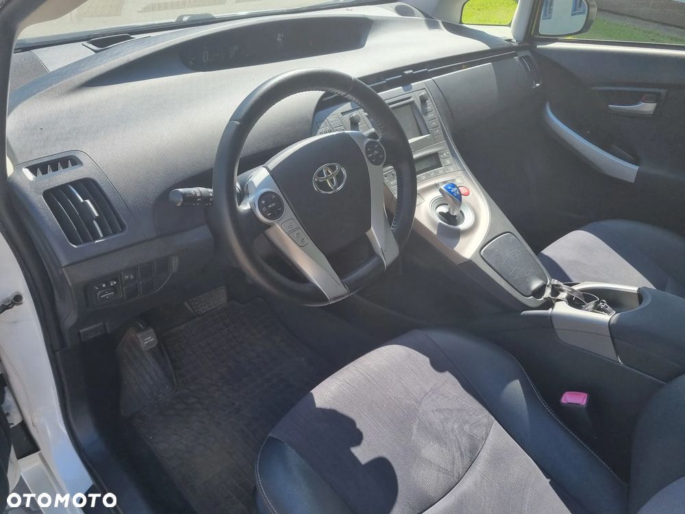 Toyota Prius (Hybrid) Executive - 25