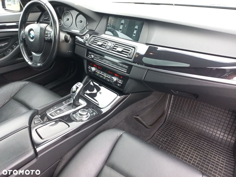 BMW Seria 5 550i - 14