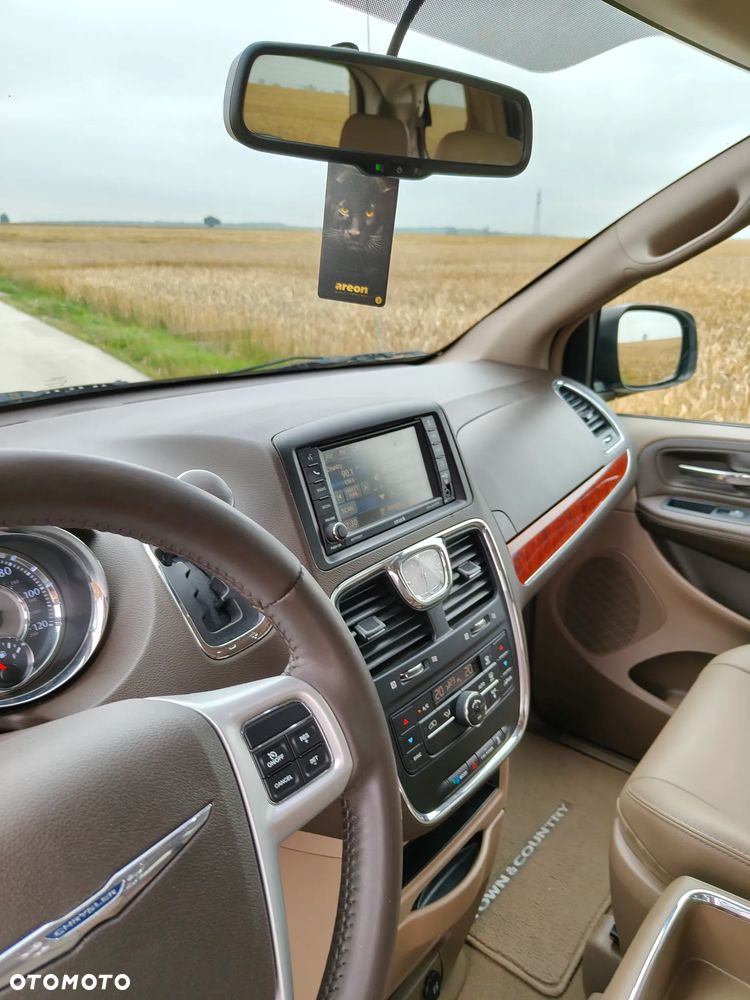 Chrysler Town & Country 3.6 Limited - 11