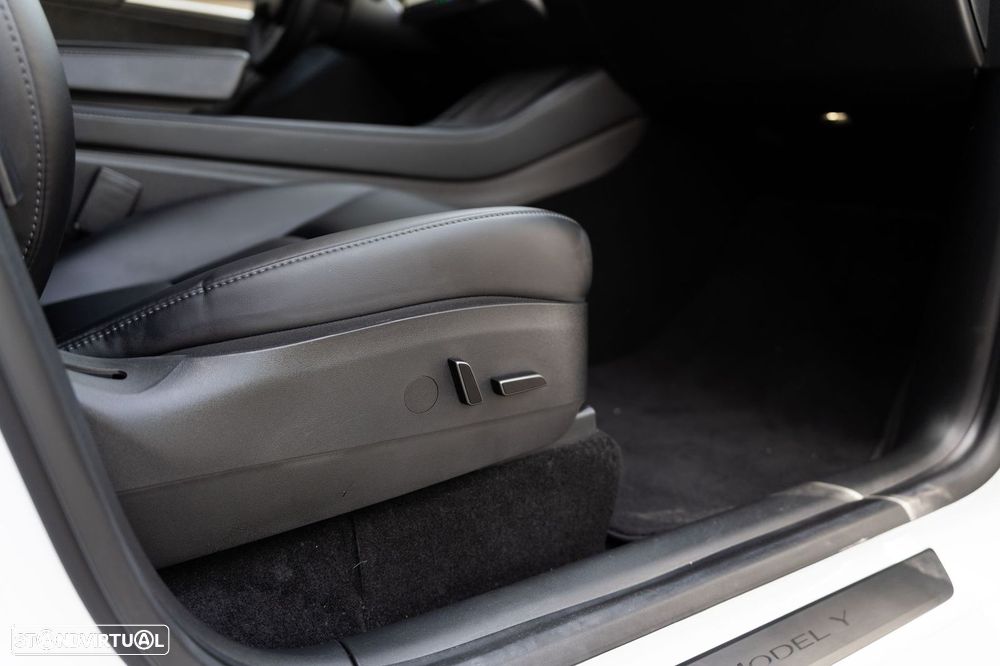 Tesla Model Y Long Range Dual Motor AWD - 28