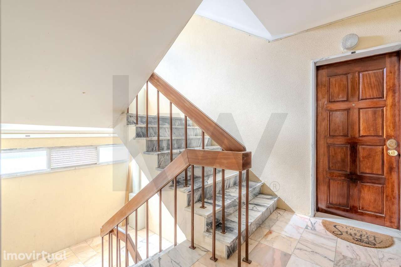 T2 Renovado com Elevador e Dupla Frente Solar no Carregado - Grande imagem: 3/34