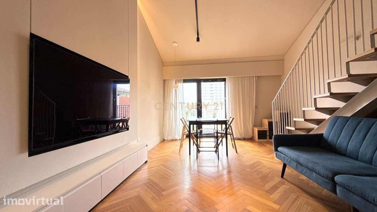 Excelente T2 Duplex Mobilado com Vista Desafogada e Varanda | Centro d - Grande imagem: 5/41