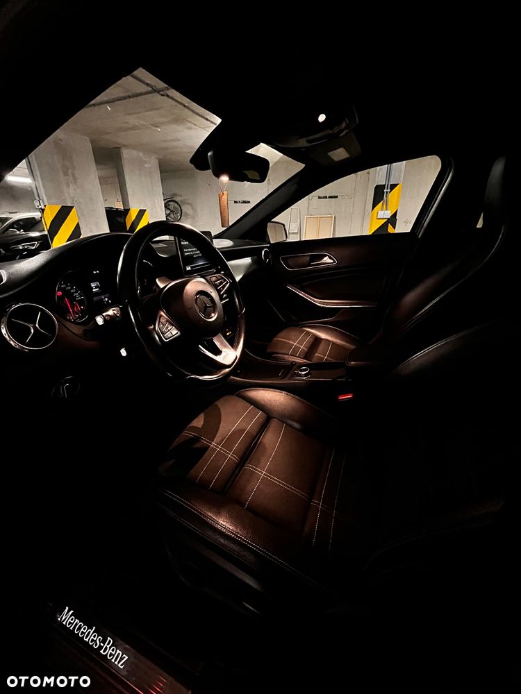 Mercedes-Benz GLA 250 4Matic 7G-DCT - 11