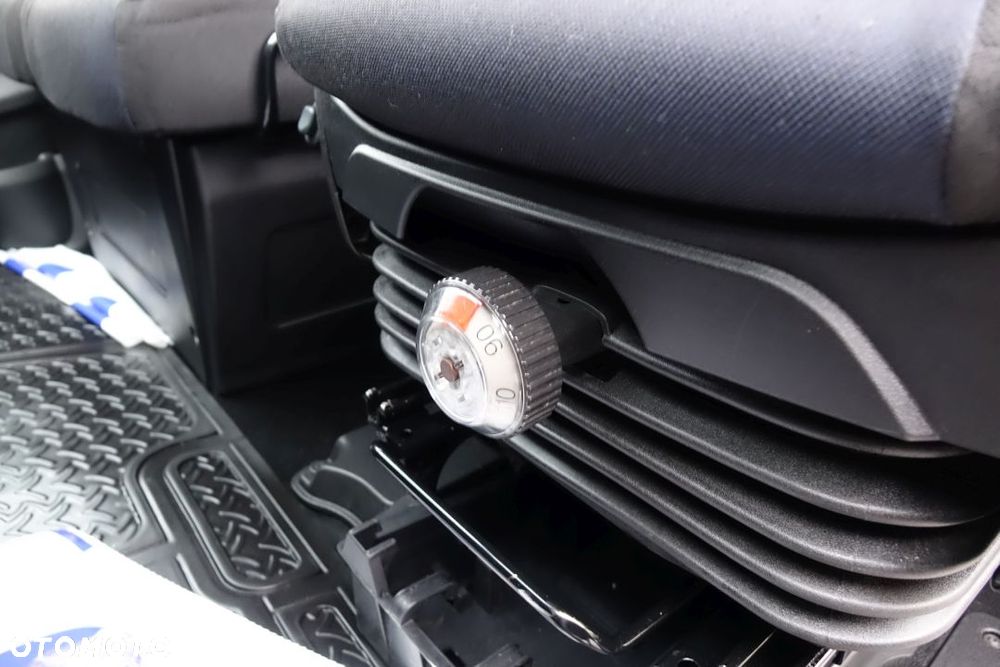 Iveco DAILY 35S18 / FURGON / BLASZAK / L4H2 / 3.0 / 180 KM / NAVI / KAMERA / - 20