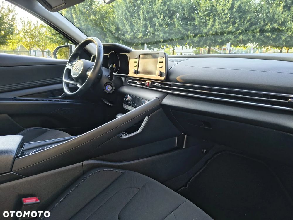 Hyundai Elantra 1.6 Executive CVT - 11