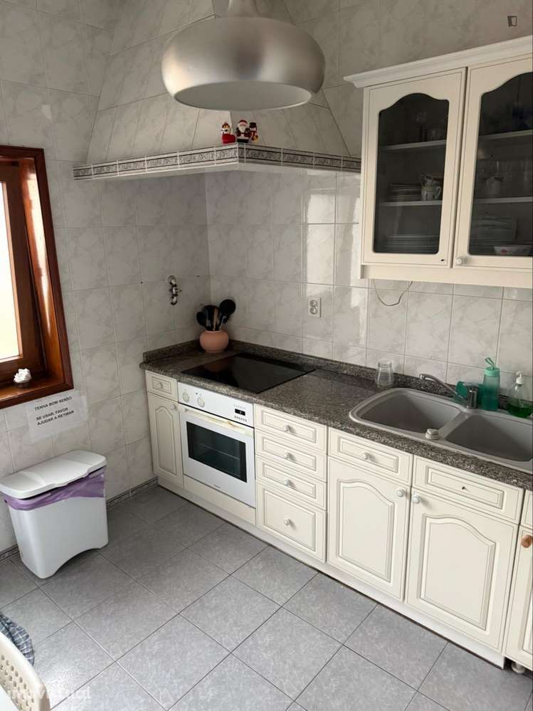 Quarto - localizado em Baguim do Monte Porto - Grande imagem: 5/7