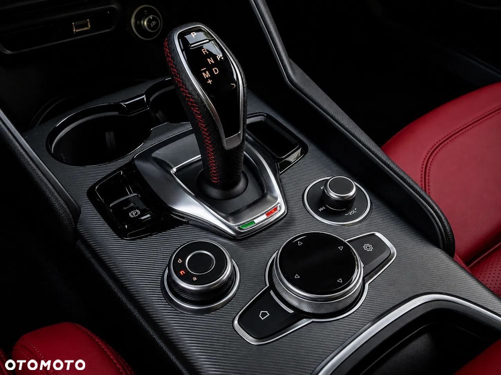 Alfa Romeo Giulia 2.0 Turbo 16V AT8 Veloce Ti - 14