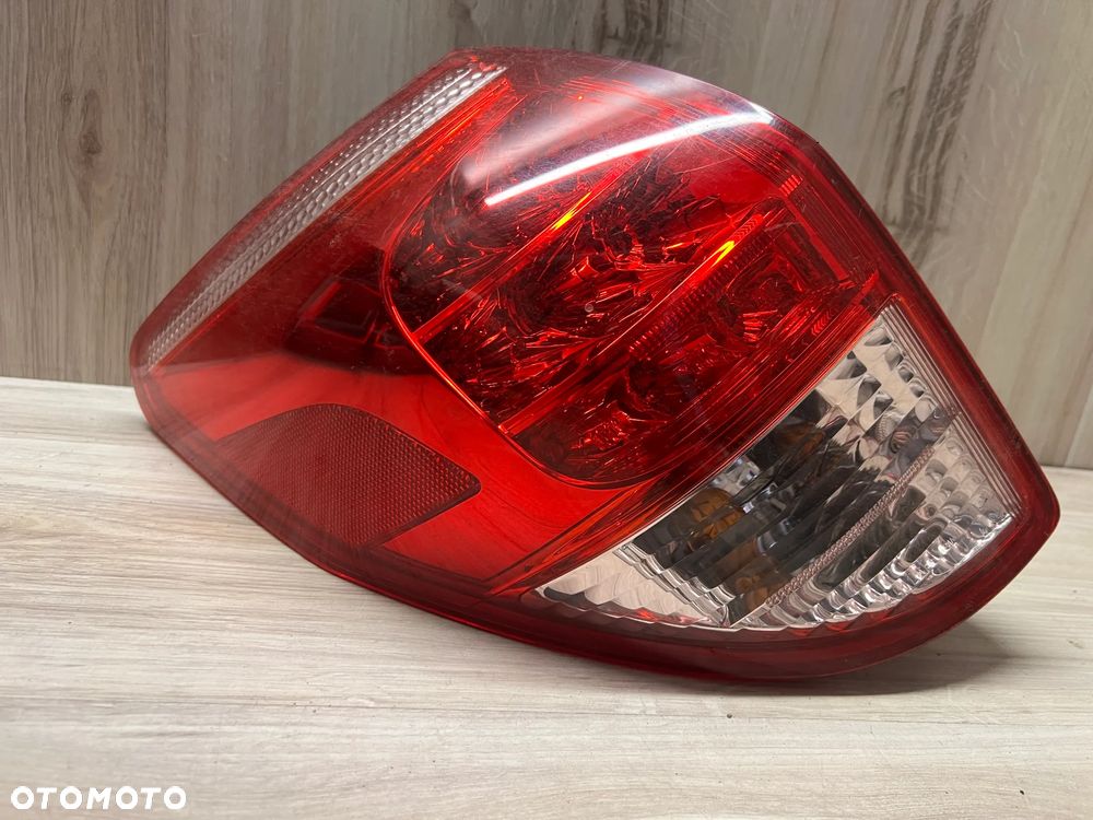LAMPA TYLNA LEWA TOYOTA RAV4 III - 3