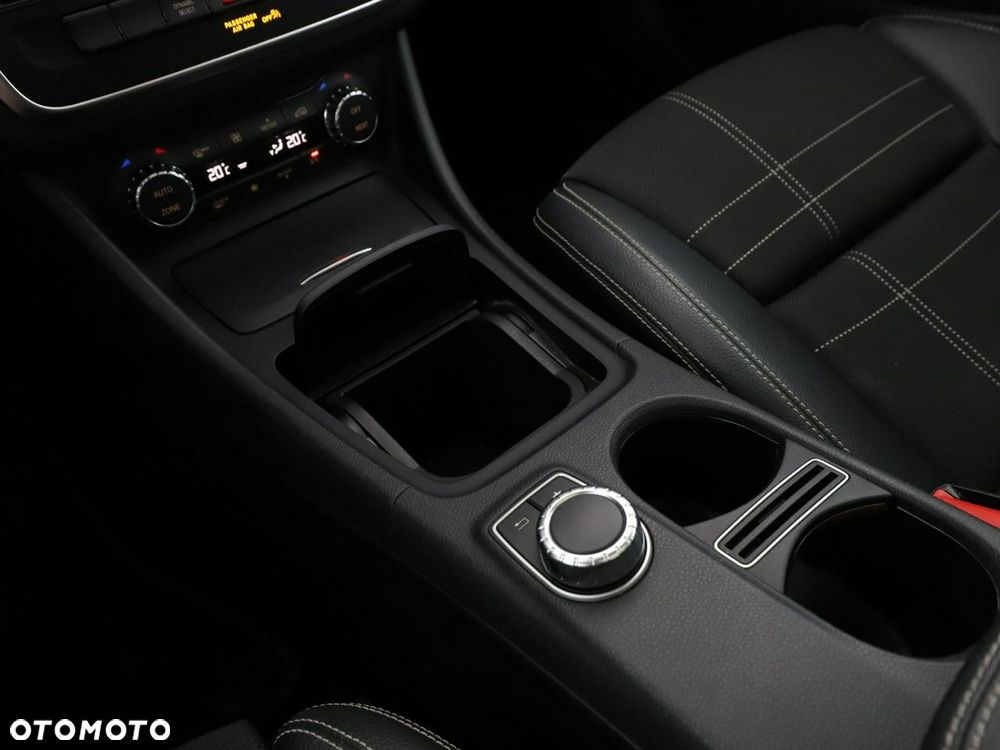 Mercedes-Benz GLA 200 7G-DCT - 29