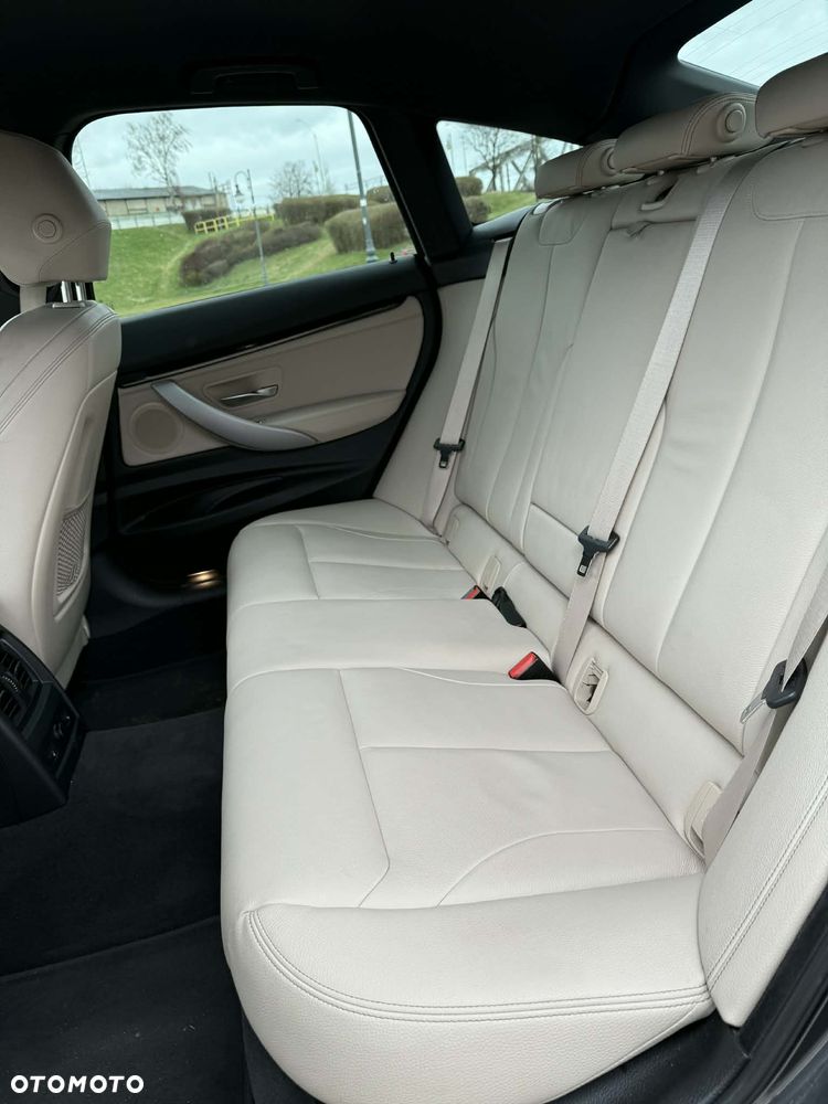 BMW Seria 3 330i M Sport - 9