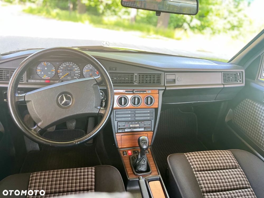 Mercedes-Benz W201 (190) - 11