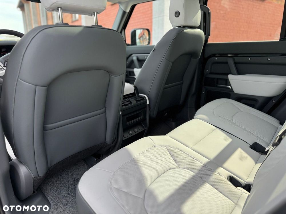 Land Rover Defender - 29