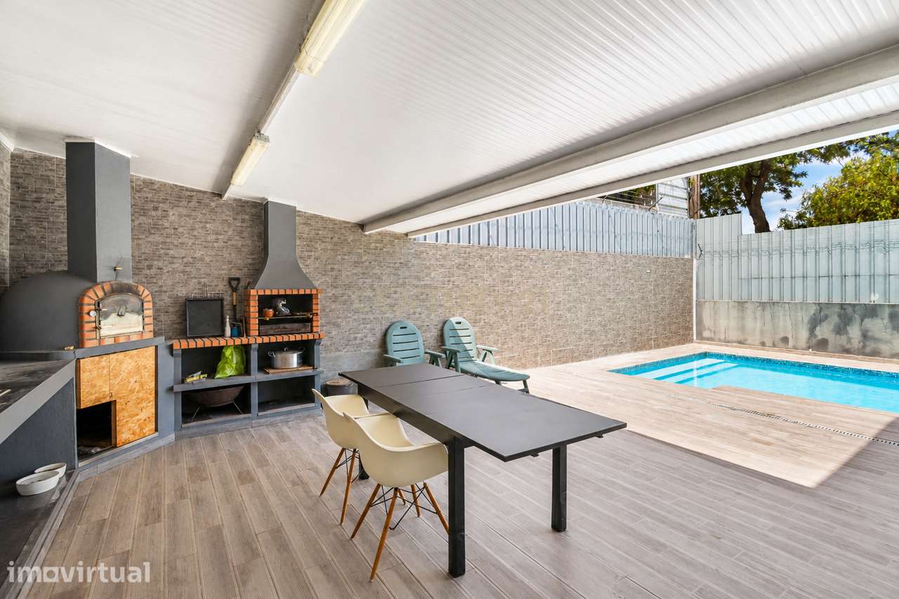 Moradia T4 com piscina e garagem junto às Colinas do Cruzeiro - Grande imagem: 3/48